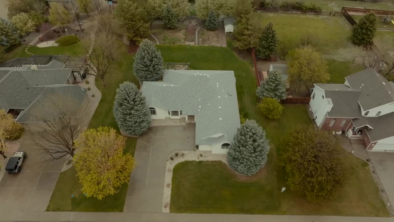 Aerial of the Valley View Rd ranch and its tree-lined lot in Loveland